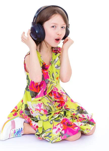 Bambina ascoltando musica . — Foto Stock