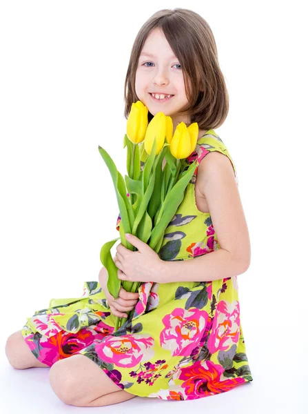 Menina com tulipas amarelas . — Fotografia de Stock