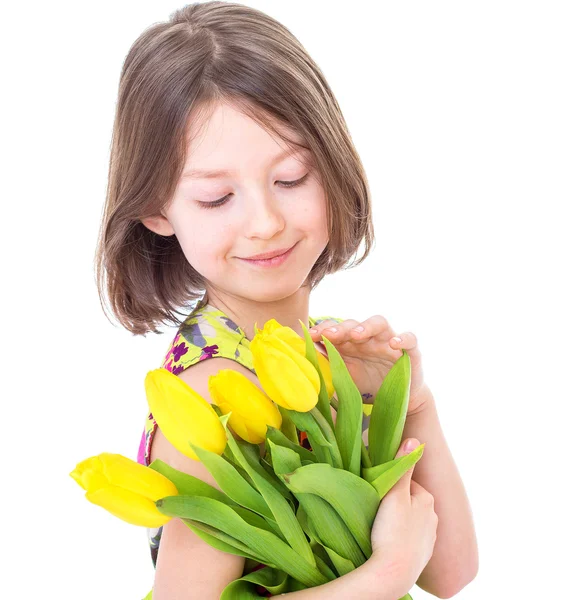 Liten flicka med vackra blommor. — Stockfoto