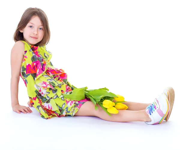 Menina com tulipas amarelas . — Fotografia de Stock