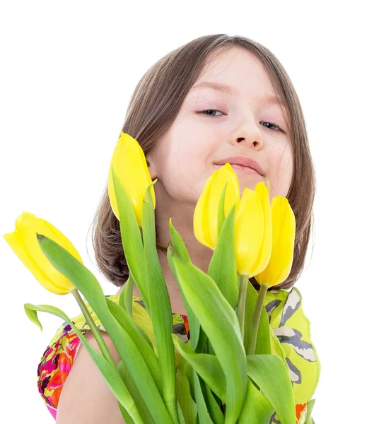 Liten flicka med vackra blommor. — Stockfoto
