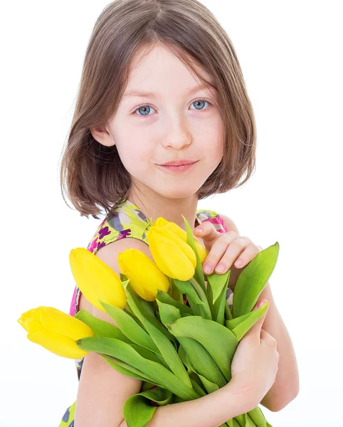 Liten flicka med vackra blommor. — Stockfoto