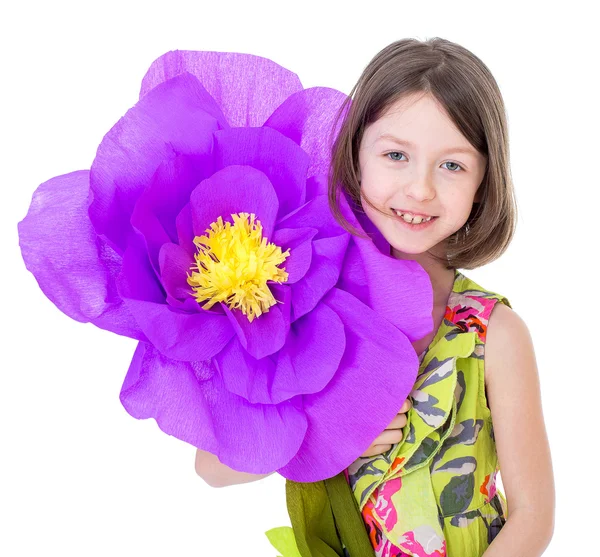 Affascinante bambina con un enorme fiore . — Foto Stock