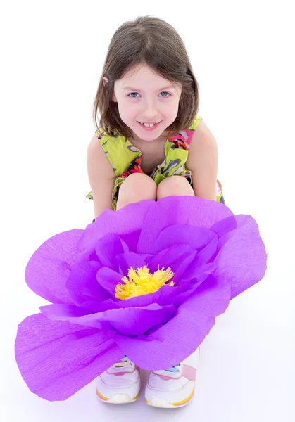 Charmig liten flicka med en enorm blomma. — Stockfoto