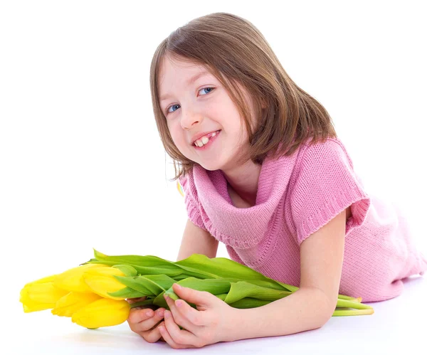 Liten flicka med vackra blommor. — Stockfoto