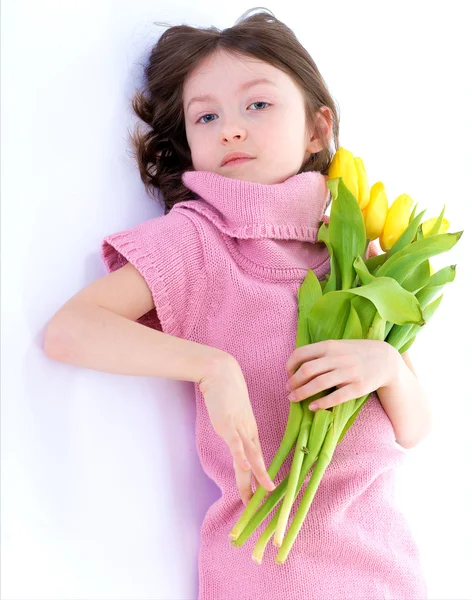 Liten flicka med vackra blommor. — Stockfoto