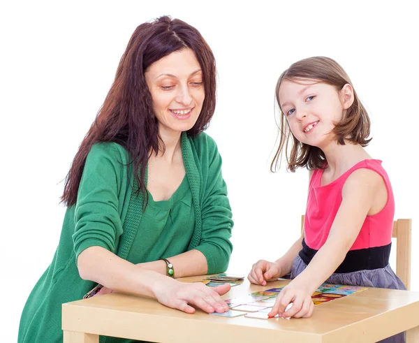 Maminka a dcera u stolu. — Stock fotografie