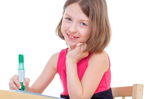 Fille écolière s'assied à une table — Photo