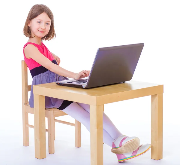 Girl sitting at a laptop. — Stock Photo, Image