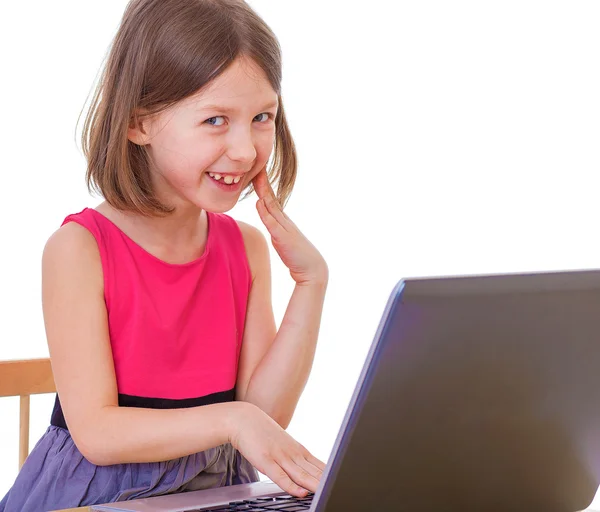 Bir laptop oturan kız. — Stok fotoğraf