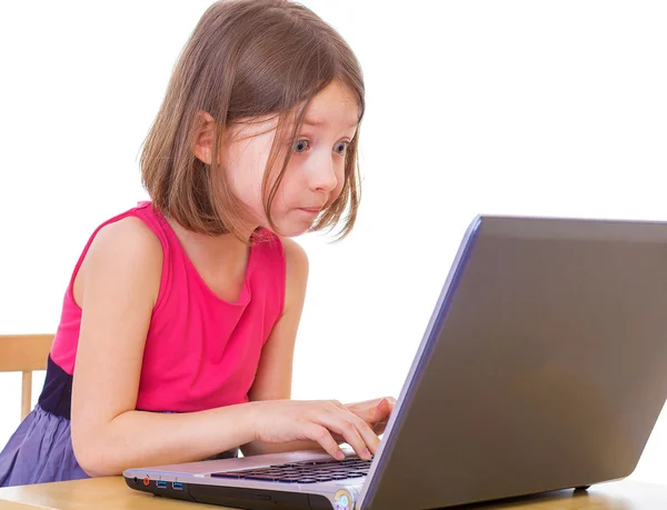 Meisje zit op een laptop. — Stockfoto