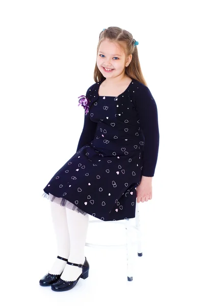 Маленькая девочка в черном платье — стоковое фото