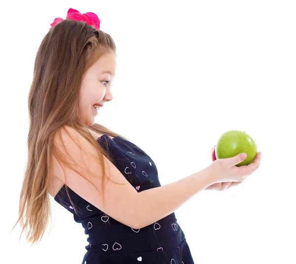 Yeşil elma ile genç kız. — Stok fotoğraf