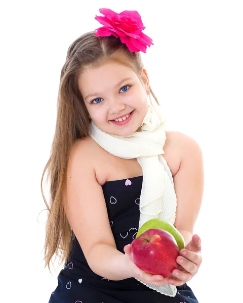 Menina jovem com maçãs . — Fotografia de Stock