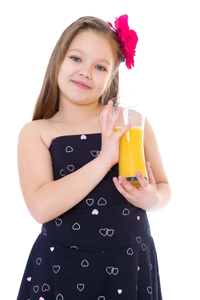 オレンジ ジュースのガラスを持つ若い女の子. — ストック写真