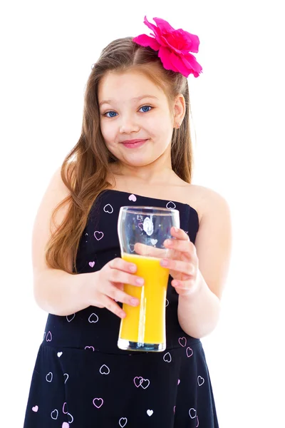 Bardak portakal suyu ile genç kız. — Stok fotoğraf