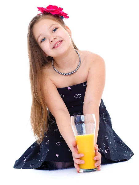 नारंगी रस का ग्लास के साथ युवा लड़की . — स्टॉक फ़ोटो, इमेज