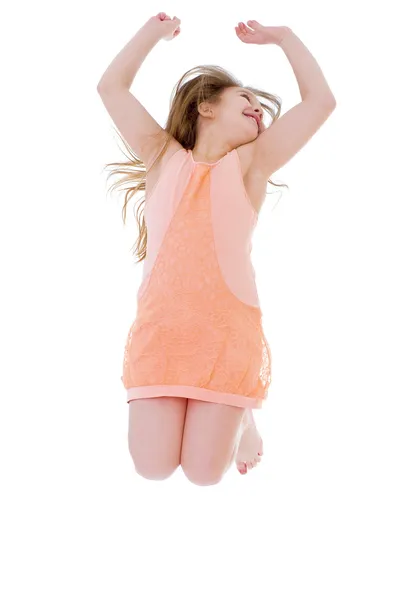 Молодая девушка прыгает в отпуск . — стоковое фото