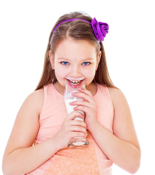 Charmant klein meisje met een glas melk. — Stockfoto