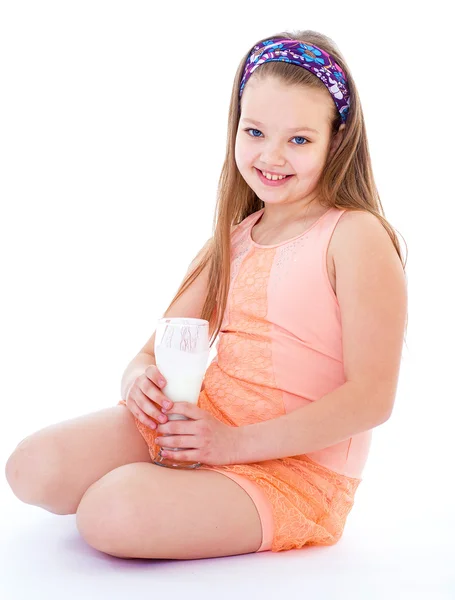 Encantadora niña con un vaso de leche . — Foto de Stock