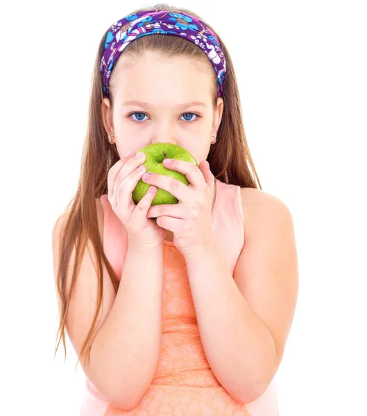 迷人的小女孩，用绿色的苹果. — 图库照片