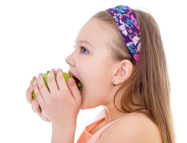 Charmig liten flicka med grönt äpple. — Stockfoto