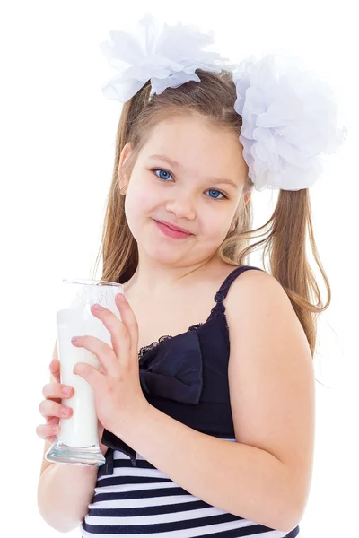 Menina bonito com um copo de leite — Fotografia de Stock