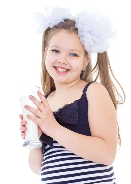 एक ग्लास दूध सुंदर लहान मुलगी — स्टॉक फोटो, इमेज