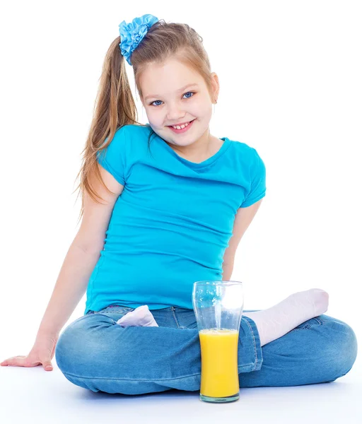 Young girl with glass of orange juice. — Stock Photo, Image