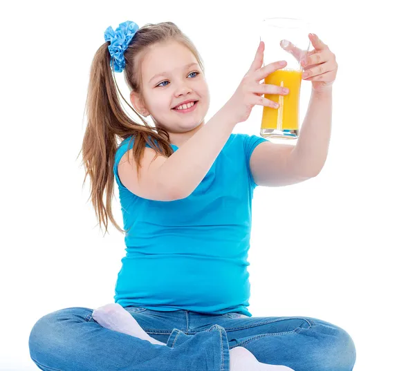 Chica joven con vaso de jugo de naranja . — Foto de Stock