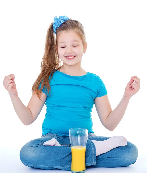 Jong meisje met glas sinaasappelsap. — Stockfoto