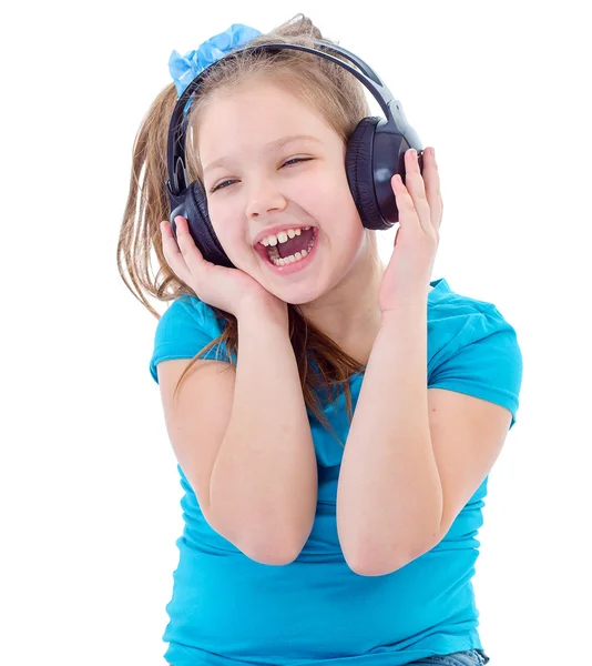 Criança pequena em fones de ouvido isolados em branco — Fotografia de Stock