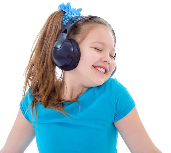 Małe dziecko w słuchawkach na białym tle — Zdjęcie stockowe