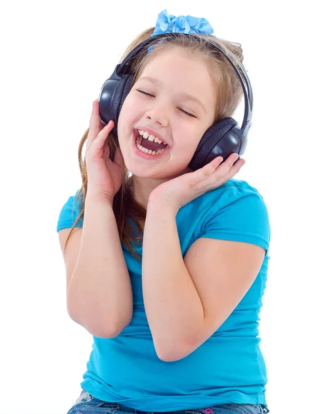 Niño pequeño en auriculares aislados en blanco — Foto de Stock