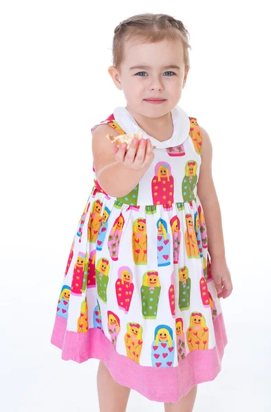 Little girl listening to seashell — Stock Photo, Image