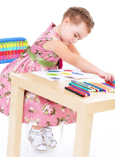 Pequena menina bonita desenha — Fotografia de Stock