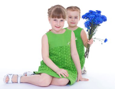 iki güzel küçük kız mavi flowe güzel bir buket