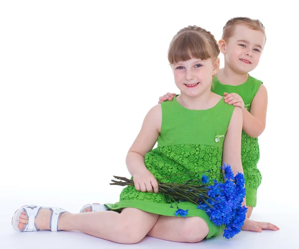 Twee mooie meisje met een mooi boeket van blauwe flowe — Stockfoto