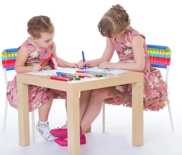 Dos niñas pequeñas en marcadores de pintura de jardín de infantes mientras están sentadas en — Foto de Stock