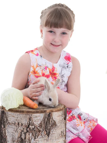Menina bonito com seu coelho de estimação — Fotografia de Stock