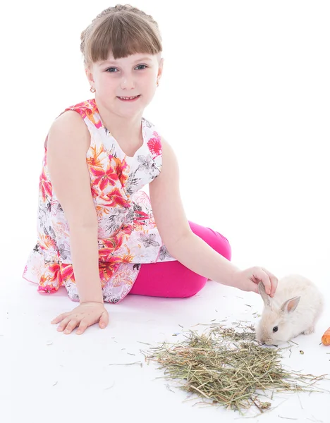可爱的小女孩与她的宠物兔子 — 图库照片
