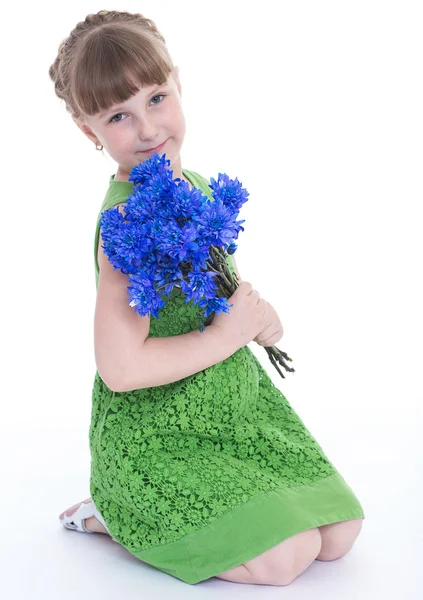 Bambina con un mazzo di fiori blu giorno d'estate — Foto Stock