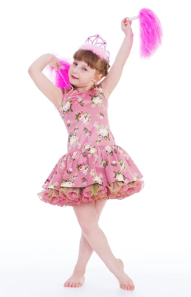 Süßes kleines Mädchen tanzt auf einer Geburtstagsparty. — Stockfoto