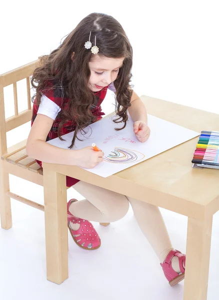 Kinder malen mit Buntstiften. — Stockfoto