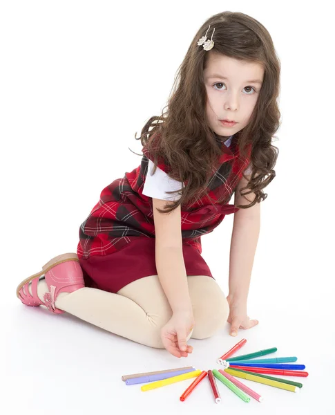 Barn flicka ritar med färgglada pennor — Stockfoto