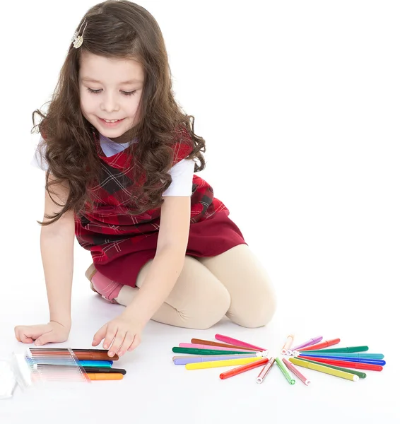 Kız çocuk ile renkli kalemler çizim — Stok fotoğraf
