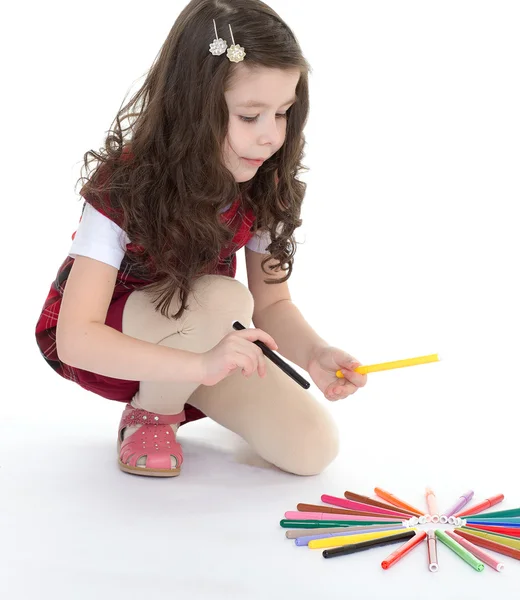 Kind meisje tekenen met kleurrijke potloden — Stockfoto