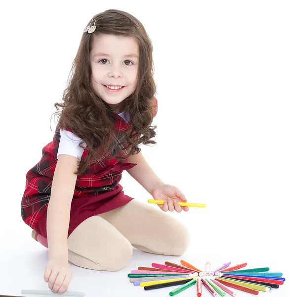Дитяча дівчина малює барвистими олівцями — стокове фото