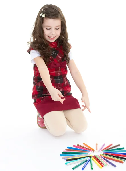 Barn flicka ritar med färgglada pennor — Stockfoto