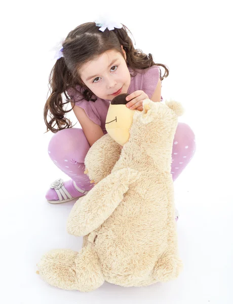 Menina abraçando seu ursinho de pelúcia . — Fotografia de Stock